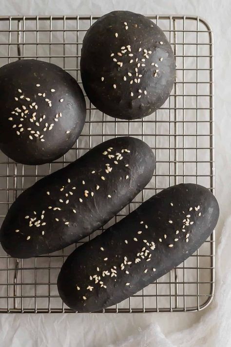 Charcoal Buns Recipe, Black Burger Bun, Charcoal Recipes, Charcoal Bread, Buns Recipe Easy, Witch Recipes, Black Burger, Black Bread, Hamburger Bun Recipe