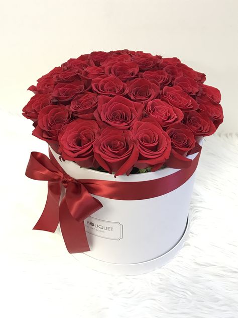 Red roses in a box Red Roses In A Box, Red Flower Bouquet, Roses Bouquet Gift, Dozen Red Roses, Bouquet Box, Red Bouquet, Flower Box Gift, Flowers Photography Wallpaper, Box Roses