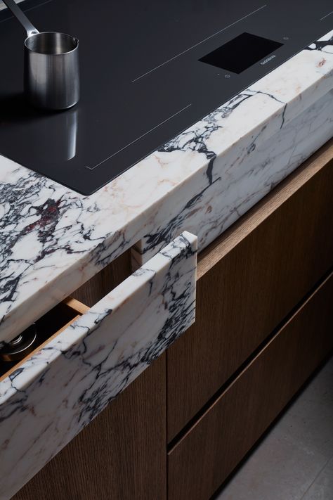 PLAYFUL TWISTS | Matching the marble drawer front to the island was a technically difficult feat resulting in an aesthetically satisfying finish. Marble is a classic finish and these unusual, playful twists impart a modern energy and power.⁠ Unusual Kitchens, Kitchen Design Details, Marble Drawer, Hampstead House, Rose Uniacke, Stone Kitchen, Kitchen Dinning, The Marble, Kitchen Marble