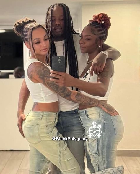 Black Polygamy ( Black Love) | 💞🧍🏽‍♂️👩🏽‍🤝‍👩🏾 #Polygamy #SisterWives #Polygyny | Instagram Polygamy Aesthetic Black, Black Poly Couple Aesthetic, Black Poly Relationship Pictures, Black Poly Relationship, Polygamy Aesthetic, Poly Relationships, Poly Couple, Polyamorous Relationship, Open Relationship