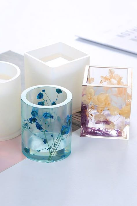 GoldMissCo on Etsy - Pressed Flower Resin Vases Resin Cute Ideas, Epoxy Resin Vases, Resin Flower Mold, Flower Resin Ideas, Resin Wedding Decor, Resin Design Ideas, Epoxy Vase, Resin Epoxi, Resin Gift Ideas