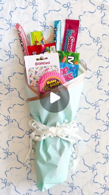 megan louise 🎀 on Instagram: "tips in the caption!   after following several candy bouquet tutorials I was so disappointed that they would completely fall apart before they even made it to the recipient! The candy spun around, the skewers fell out and the tissue paper was totally mangled. I set out to make one that would be totally secure and look amazing after transport and this one is pretty perfect! 👌🏻  A few tips:   🍬 select candy in a variety of colors and lengths and avoid candy that will melt. five and below has a great variety of fun candy  🍭 disposable chopsticks can be found next to the skewers at stores like target and walmart. square shaped chopsticks are best because they have a flat surface to glue onto the candy and they won’t spin around in the foam   💐 I LOVE these f Diy Candy Bouquet For Kids, How To Make A Candy Bouquet Step By Step, Easy Candy Bouquet, Candy Flower Bouquet Diy, Candy Bag Ideas, Mini Candy Bouquet, Five And Below, So Disappointed, Candy Bouquet Diy