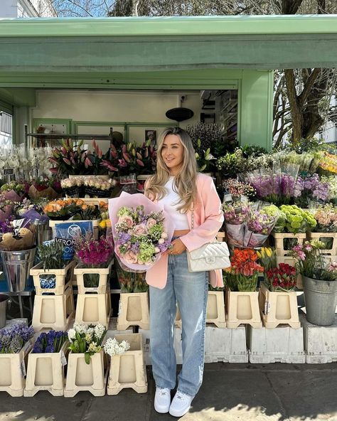 Spring outfit - pink blazer, light wash blue jeans, Chanel bag Light Pink Blazer Outfit, Pink Blazer Jeans, Tailored Pants Outfit, Pink Blazer Outfit, Light Pink Blazer, Jeans Blazer Outfit, Cute Office Outfits, Light Pink Blazers, Chic Parisian Style