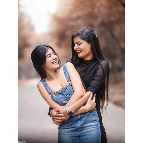 Photo Idea With Sister, Sister Sister Photoshoot, Twinning Poses With Sister, Best Friend Photo Poses Ideas, Poses For 2 Sisters, Photo Pose Friends, Photography Poses For Best Friends, Aesthetic Pose With Friends, Poses For Two Sisters