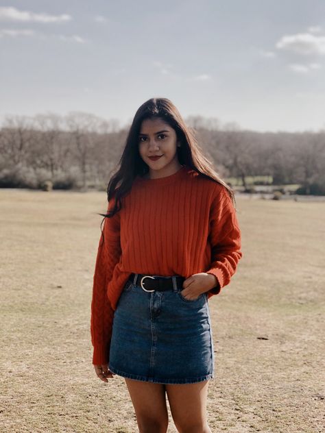 Red sweater with a jean skirt  Love this outfit 😻❤️ Red Jean Skirt Outfit, Denim Skirt Outfit Fall Knee Length, Sweater And Jean Skirt, Denim Skirt Sweater Outfit, Denim Skirt And Sweater Outfit, Black Skirt Outfit Aesthetic, Red Jumper Outfit, Denim Skirt Outfit Fall, Demin Skirt Outfit