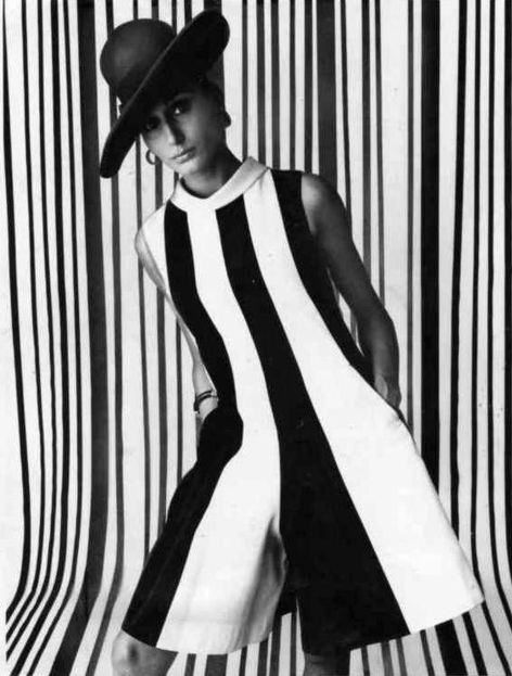 Op Art : Crazy Patterns of the Swinging Sixties | Blog | Lookbook | Wallpaper from the 70s 60s Girl, Black And White Striped Dress, Fashion 1960s, 1960's Fashion, Swinging Sixties, Sixties Fashion, Optical Art, 60s Mod, Retro Mode