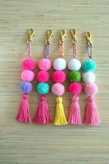 Beaded Keychain Diy, Keyring Ideas, Pompom Keychain, Projek Menjahit, Tassel Crafts, Pom Pom Keychain, Diy Yarn Crafts, Crochet Keychain Pattern, Pom Pom Crafts