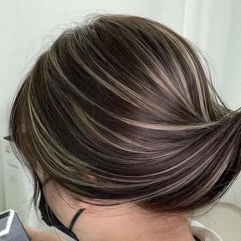 Brown Hair With Lowlights, Hair With Lowlights, Hair Color Underneath, Brown Hair Inspo, Hair Color Streaks, Brunette Hair With Highlights, Chocolate Brown Hair, Dark Hair With Highlights, Hair Streaks