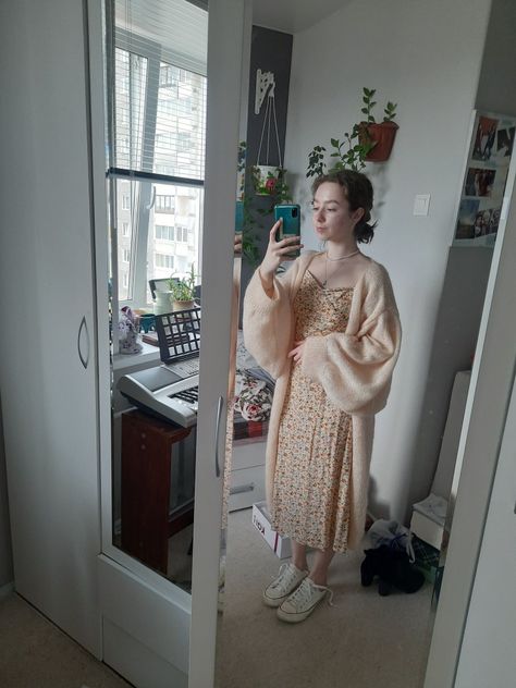 Long Dress And Cardigan Outfit, Long Dress With Cardigan, Dress With Cardigan Outfit, Dress And Cardigan Outfit, Flower Dresses Outfit, Outfit Feminine, Long Flower Dress, Sweater Vest Outfit, Outfit Cardigan