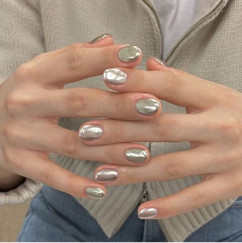 Extra Short Gel Nails, Summer Nails Short Nails, Summer Nails Short, Tato Minimal, Nails Silver, Hello Nails, Minimal Nails, Silver Nails, Minimalist Nails