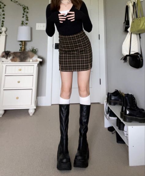 Skirt And Platform Boots, Demonia Shaker Outfit, Styling Platform Boots, Platform Outfit Ideas, Knee High Platform Boots Outfit, Outfits With Demonia Boots, Platform Shoes Outfit Aesthetic, Demonias Outfit Ideas, Platform Boots Outfit Aesthetic