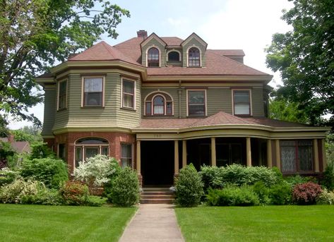 Gothic Queen, Craftsman Bungalows, Front Lawn, Painted Ladies, Victorian Houses, Victorian Home, Beautiful Houses, Home Styles, Old Homes