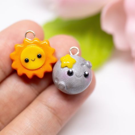 The sun gives light and the moon reflects it. Although one is brighter than the other, they both shine when it's their time. These cute sun and moon charms are perfect to give to you and your friend, so you can match! The star on the moon glows in the dark! Charm can be attached to a cell phone, purse, backpack, pouch, stitch marker, earrings, and more. ✨CHARM FEATURES✨ Handmade from polymer clay, glazed with resin Listing is for two (2) charms(one sun and one moon) Size: .625" tall x .625" wide Polymer Clay Best Friend Charms, Polymer Clay Sun, Matching Clay Ideas, Polymer Clay Moon, Clay Phone Charm, Clay Sun, Cute Polymer Clay Charms, Clay Charm Ideas, Cute Clay Charms