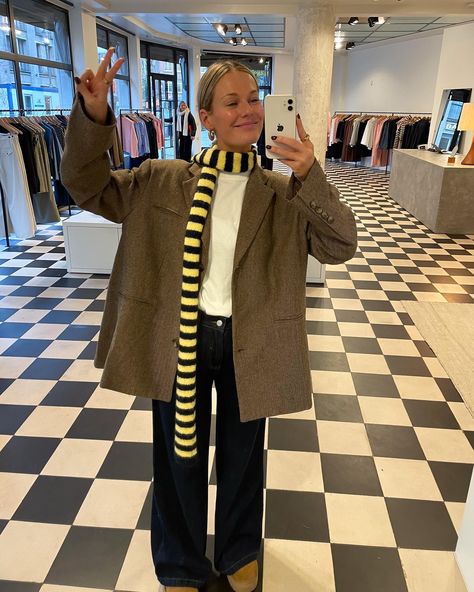 Fitting room fun 🐝 Pick your favorite look. Needed to try this whole collection of amazing basics, cute knitwear, striped scarves… | Instagram Striped Scarf Outfit, Looks Pinterest, Scarf Outfit, Autumn Fits, Fall Inspo, Striped Scarves, Fall 24, Fall Fits, Mode Inspo