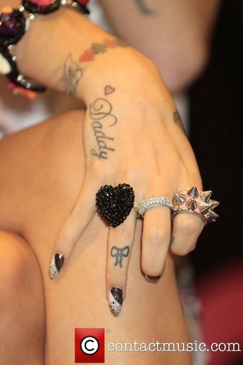 Daddy Cher Lloyd Tattoos, Tattoo Off, Baby Name Tattoos, Hand Tats, Bow Tattoo, Cher Lloyd, Dad Tattoos