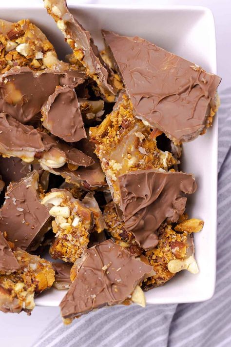 Almond & Cashew Buttercrunch Toffee - Whipped It Up Milk Chocolate Recipe, Buttercrunch Toffee, Chocolate Walnut Fudge, Milk Chocolate Recipes, Walnut Fudge, Whipped Shortbread Cookies, Toffee Candy, Hot Cocoa Recipe, Cookie Christmas