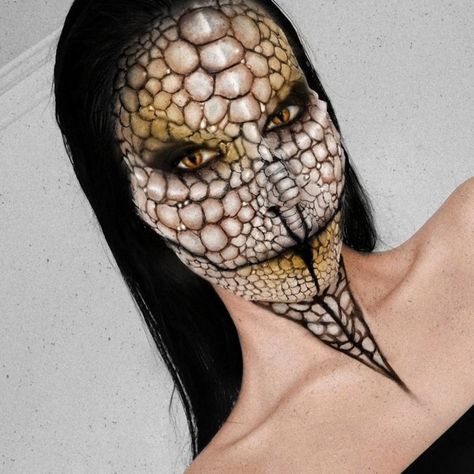 Snake Creature, Creature Makeup, Mermaid Ethereal, Best Halloween Makeup, Creepy Clown Makeup, Halloween Makeup Tutorials, Halloween Mermaid, Creative Halloween Makeup, Scary Halloween Makeup