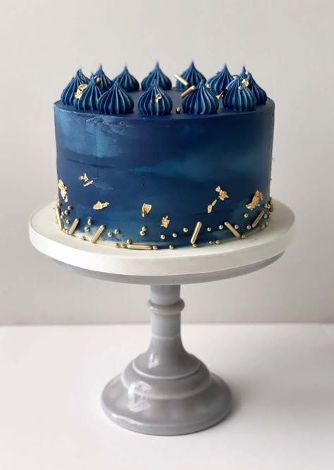 Blue and Stormy Buttercream Cake Royal Blue Cake, 19th Birthday Cakes, Blue Birthday Cakes, Buttercream Cake Designs, Chocolate Cake Designs, Gold Birthday Cake, Elegant Birthday Cakes, Green Cake, Birthday Cakes For Men