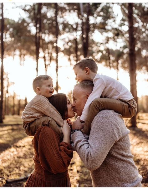 Family Photoshoot Poses, Photography Poses Family, Fall Family Photos, Fall Photoshoot, Family Posing, Fall Family, Tree Farms, Fall Photos, Family Photoshoot