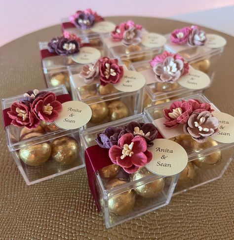 Acrylic wedding favor, mini rose, Bridal shower, Baby shower, Party gift, candy box, Acrylic box favor, wedding party favor, floral favors by BlossomofloveDesigns on Etsy Acrylic Wedding Favors, Rose Wedding Favors, Mini Gifts, Birthday Party Treats, Gift Favors, Table Favors, Candy Wedding Favors, Chocolate Favors, Custom Favor