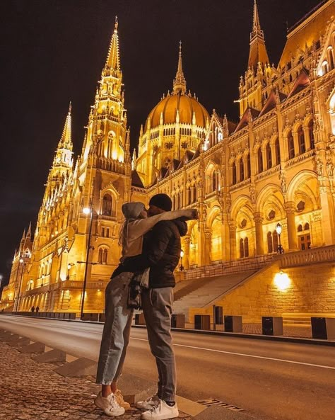 Budapest Engagement Photos, Budimpesta Photography, Vienna Couple Photos, Photo Ideas Budapest, Budapest Couple Photos, Budapest Hungary Photography, Budapest Photo Ideas Winter, Budapest Couple, Vienna Photo Ideas