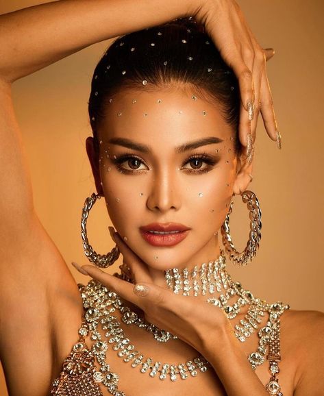 Couple Y2k, Miss Grand Thailand, Head Chain Jewelry, Pageant Headshots, Miss Grand, Nancy Momoland, House Of Beauty, Bridal Jewelry Collection, Head Chain