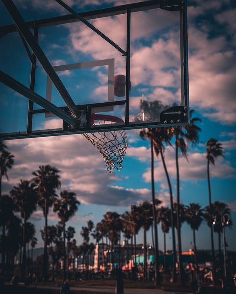 Cool Basketball Wallpapers, Basketball Aesthetic, Outdoor Basketball Court, Spring Iphone Wallpaper, Basketball Background, Basketball Wallpapers, Adjustable Weight Bench, Bola Basket, Basketball Photography