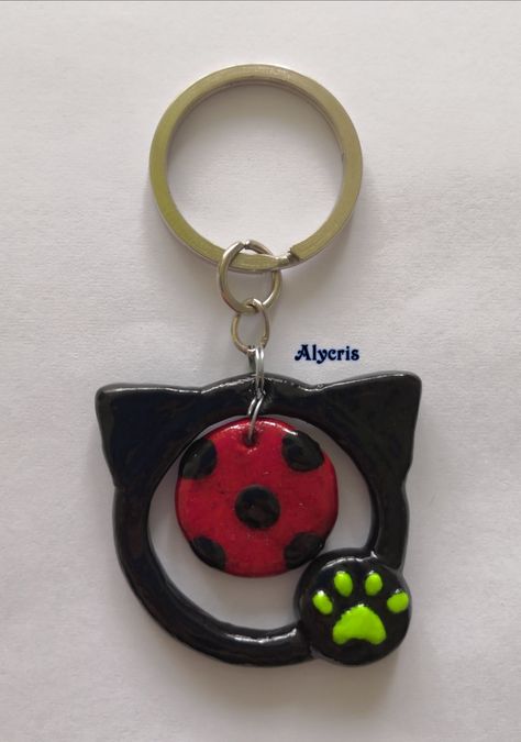 Miraculous Ladybug Clay Art, Miraculous Clay Art, Miraculous Ladybug Keychain, Miraculous Ladybug Diy Crafts, Clay Miraculous, Anime Keychains Diy, Miraculous Ladybug Crafts, Miraculous Crafts, Ladybug Keychain