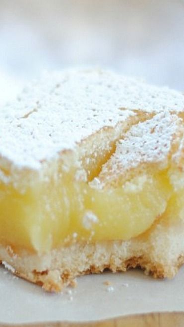 Ina Garten's Lemon Bars...you know it's going to be creamy and delicious when the recipe calls for flour instead of cornstarch... Italian Cookie, Coconut Dessert, Yummy Deserts, Lemon Bars Recipe, Lime Recipes, Torte Cupcake, Lemon Dessert Recipes, Brownie Desserts, Bakery Box