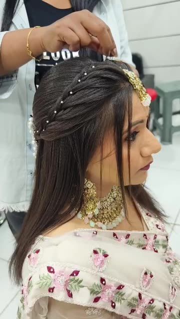 Hairstyles In Wedding Function, Straight Hairstyles Indian, Bridal Sister Hairstyles, Straight Hairstyles For Indian Wedding, Front Look Hairstyle For Wedding, Hairstyle With Mang Tika, Hairstyles For House Warming Indian, Bridal Amboda Hairstyle, Haïr Style For Wedding Function