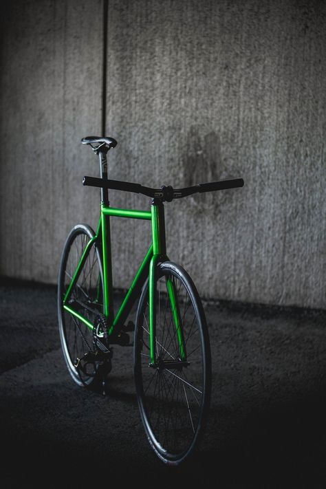 Fixed Gear Bike Design, Green Bicycle Aesthetic, Green Bicycle, Green Bike, Single Speed Bike, Fixed Gear Bicycle, Fixed Bike, Velo Vintage, Retro Bike