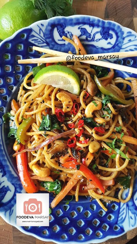 Balinese Recipe, Mee Goreng, Fried Noodles, Vegetarian Meal, Happy Foods, Indonesian Food, Noodle Dishes, Asian Cooking, Way To Go