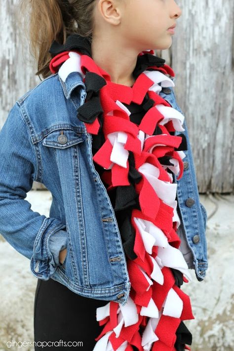 felt scarf...how to... Diy Fleece Scarf, Nursing Cover Pattern, Cheer Crafts, Fleece Ideas, Fleece Scarves, Sew Blankets, Fleece Crafts, Fleece Projects, Sewing Fleece