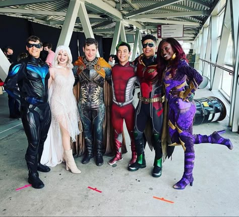 Teen Titans Cast, Titans Cast, Raven Pictures, Teen Titans Characters, Teen Titans Love, Titans Tv Series, Crazy Best Friends, Teen Titans Fanart, Arrow Tv