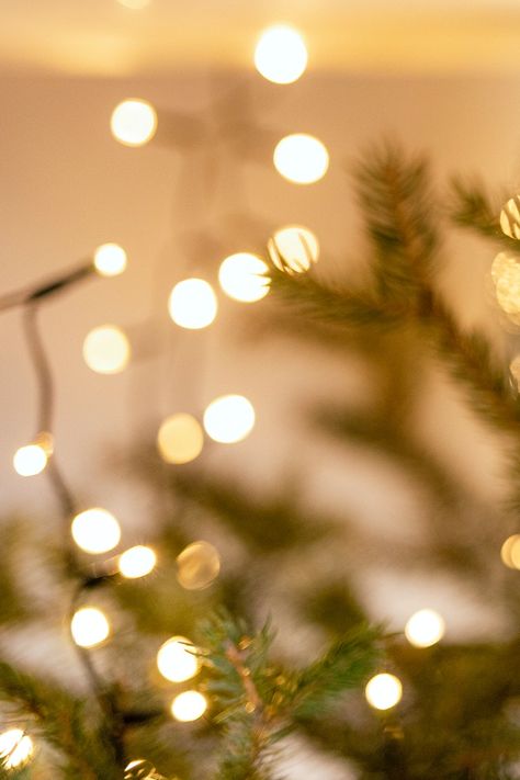 Half Christmas Tree, Christmas Bokeh, Christmas Lights Background, Christmas Lockscreen, Snowflake Wallpaper, Christmas Tree Wallpaper, Blurred Lights, Christmas Tree Background, Blur Photo