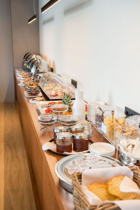 Breakfast Buffet Ideas Hotel Interior Design, B&b Breakfast Buffet, Buffet Breakfast Ideas Hotel, Hotel Breakfast Buffet Aesthetic, Breakfast Hotel Snapgram, B&b Breakfast Ideas, Breakfast Buffet Aesthetic, Hotel Room Breakfast Ideas, Small Breakfast Buffet