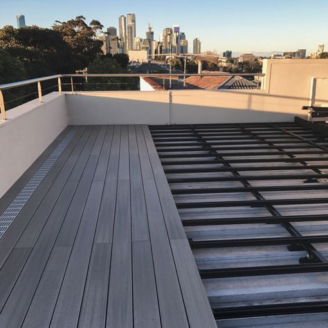 Decks and deck frames A deck is a beautiful addition to a home and deck framing in New Zealand (NZ) ensures that you get your decking and the frame at the same time, almost like a readymade deck... Flat Roof Deck Ideas, Rubber Flat Roof, Deck Over Concrete, Flat Roof Systems, Patio Under Decks, Building A Floating Deck, Kim House, Concrete Deck, Deck Framing