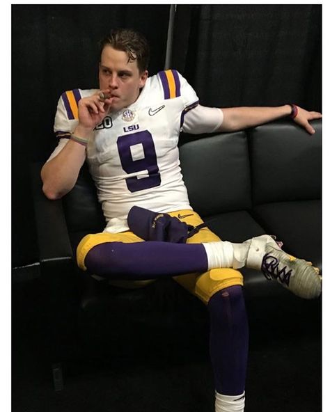 Photo Of Joe Burrow After Winning National Title Is The Most Baller Picture In College Football History!!! Lsu Shirt, Joe Borrow, Lsu Tigers Football, Nfl Football Art, Football Playoffs, Lsu Football, Nfl Football Players, Coach Of The Year, Tiger Football