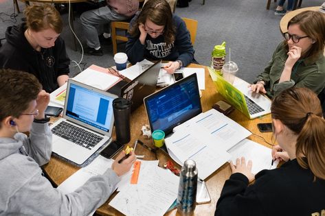 Finals Season Aesthetic, Study Aesthetic Photo, Group Study Aesthetic, Group Study With Friends, Study Group Aesthetic, Friends Studying Together, Studying With Friends, Finals Season, College Core