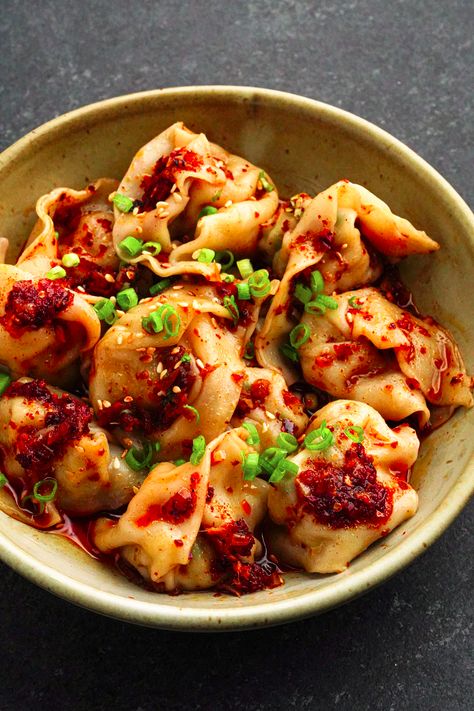 wontons in chili oil Wontons In Chili Oil, Chili Oil Sauce, Wonton Recipes, Chinese Dumplings, Ayam Bakar, Asian Inspired Dishes, Cooked Cabbage, Napa Cabbage, Wontons