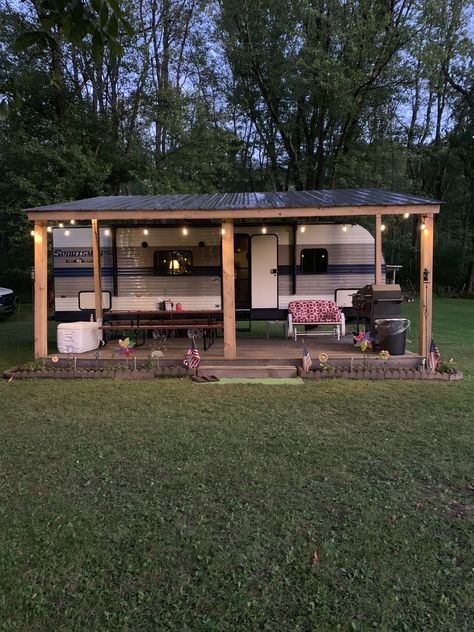 Caravan Patio Ideas, Travel Trailer Patio Ideas, Camper Front Yard Ideas, Travel Trailer Covered Porch, Camper Covered Deck Ideas, Backyard Rv Guest House, Trailer Lot Ideas, Camper In The Woods, Rv Living On Property