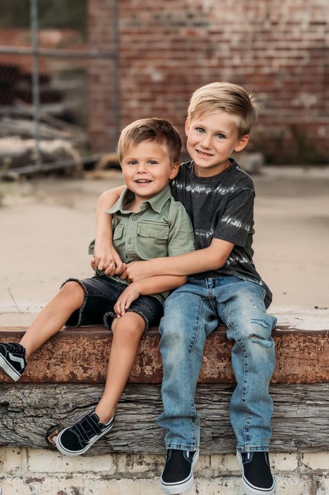 Brother Photography Poses, Urban Family Pictures, Brother Poses, Brother Pictures, Brothers Photography, Christmas Family Photoshoot, Sibling Pictures, Boy Photo Shoot, Sister Poses