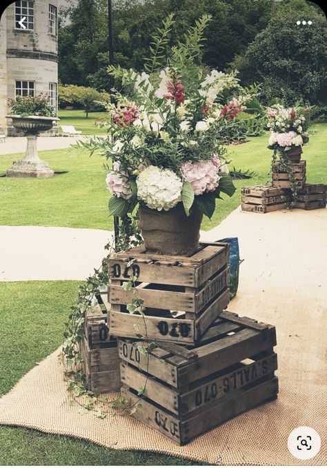 Wood Crate Wedding Ceremony, Apple Crates Wedding Decor, Apple Crates Garden, Apple Crates Wedding, Rustic Crate Decor, Apple Crate Wedding Decor, Apple Crate Ideas, Wooden Crate Decor Ideas, Crate Wedding Decor