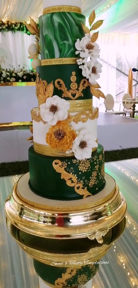 Emerald Green And Burnt Orange Wedding Cake, Emerald Green And Gold Wedding Cake, Green And Gold Wedding Cake, Emerald Quince, Emerald Wedding Cake, Wedding Cake Emerald Green, Quince Party, Simple Bridal Hairstyle, Orange Wedding Cake