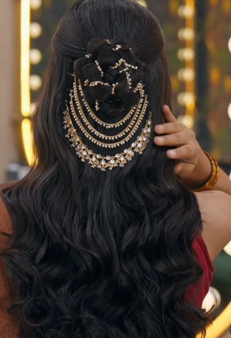 Hair Ornaments For Braids, Lengha Hairstyles, Mum Hairstyle, Cocktail Hairstyles, Heair Style, Frozen Jewelry, Hair Style On Saree, Saree Hairstyles, Hair Style Vedio