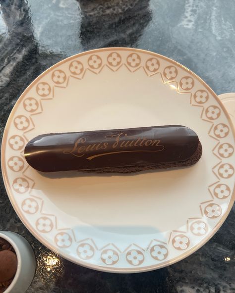 LV Eclair #louisvuitton #louisvuittoncafe #lv #lvcafe #louisvuittonpastry #pastry #cafe #paris #pariscafe #travel #food #dessert #eclair Louis Vuitton Cafe, Pastry Cafe, Cafe Paris, Louis Vuitton Paris, Paris Cafe, Food Dessert, Eclairs, Travel Food, Pastry