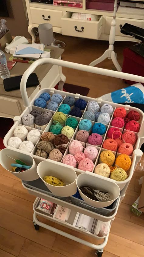 Crochet Studio Craft Rooms, Crochet Room Storage, Crochet Yarn Organizer, Knitting Craft Room, Yarn Storage Diy, Yarn Room Organization, Craft Room Crochet, Crochet Room Organization, Knitting Organization Ideas