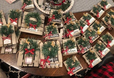 Small Pallet Christmas Ideas, Dollar Tree Tray Christmas Crafts, Mini Pallet Christmas Crafts, Mini Pallet Crafts Dollar Tree, Mini Wooden Pallet Crafts, Mini Crate Christmas Ideas, Dollar Tree Mini Pallet Crafts Christmas, Dollar Tree Pallet Crafts Christmas, Mini Wood Pallet Crafts