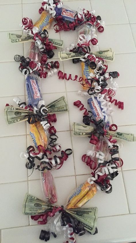 Graduation Necklace Candy, Graduation Candy Lei, Graduation Leis Diy Ribbons, Money Lei Diy, Graduation Leis Diy, Graduation Money Lei, Graduation Money Gifts, Candy Lei, Diy Graduation Gifts