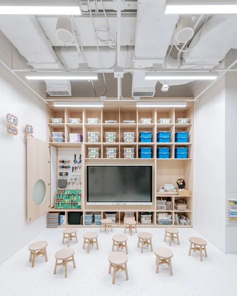 eureka completes PLAYWALL: a wooden kindergarten in hong kong Preschool Room Layout, Kindergarten Interior, Science Room, Kindergarten Design, Maker Space, Kids Deco, Indoor Play Areas, Library Furniture, Classroom Storage